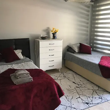 2 Bedroom Apt With Air Con & Sea View 1 Min To Sea Excellent Central Location Apartamento *